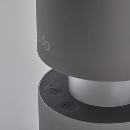 車中で使用中も、操作ボタンを見ることなく操作できるように、2つのボタンと、凹凸で簡単に操作できます。（カラー：モルタルブラック）