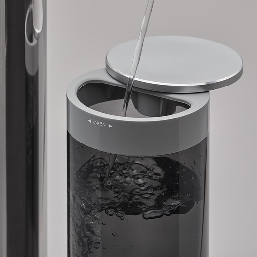 タンク上部のフタをスライドさせて上から水を注げば OK。注ぎ口が高い位置にあるので立ったままのラクな姿勢で注げます。（カラー：クールグレー）