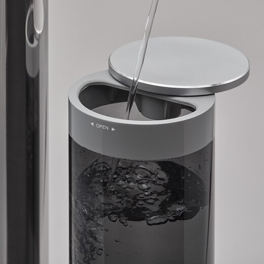 タンク上部のフタをスライドさせて上から水を注げば OK。注ぎ口が高い位置にあるので立ったままのラクな姿勢で注げます。（カラー：クールグレー）