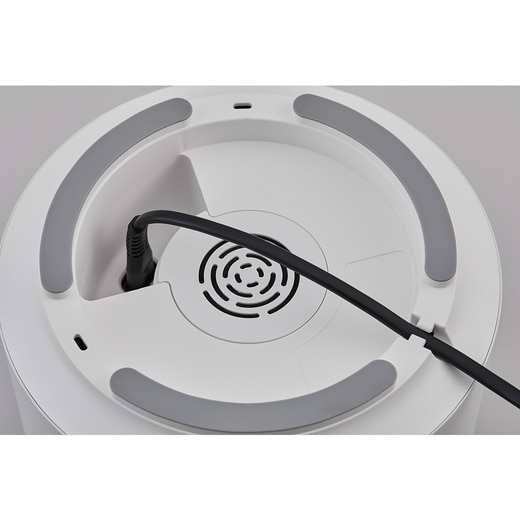 本体底の様子。コードは付け外し可能です。（カラー：ホワイト）