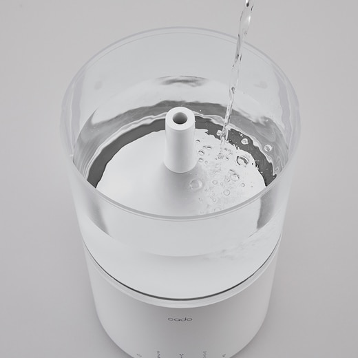 コンパクトながらcado史上最大のタンク容量。本体上部の開口が直径約20cmと大きいので給水が楽々。（カラー：ホワイト）