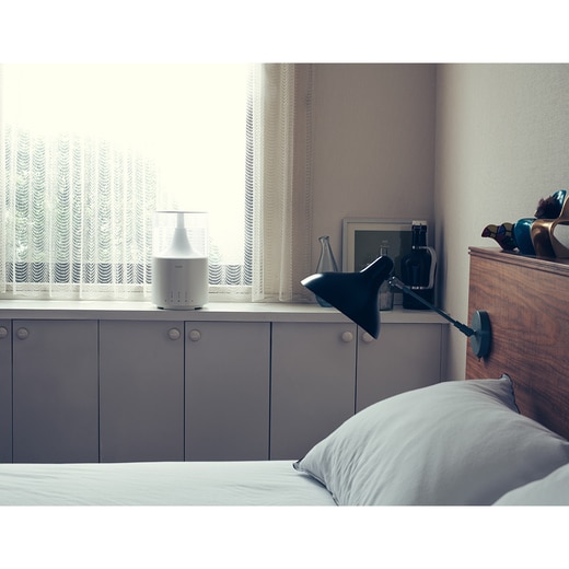 運転音は33dBAと静音性を重視。ナイトモードでは自動運転をしながらタンク部の照明も消灯でき、安眠を妨げません。（カラー：ホワイト）