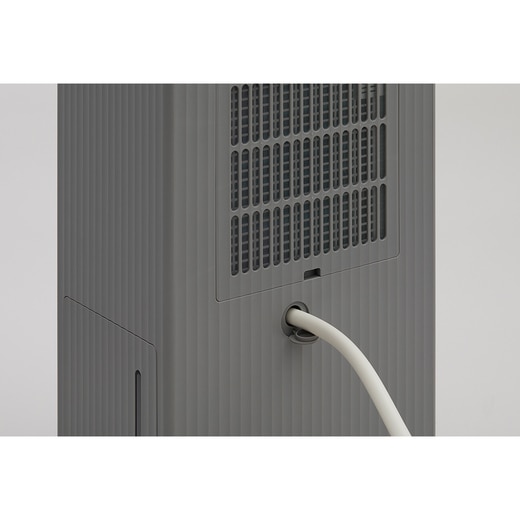 市販のホースを本体へつなぎ、直接、排水することも可能。脱衣所などの除湿にとても便利です。（カラー：クールグレー）