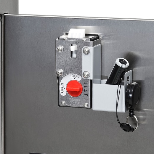 扉内部の印鑑ケースと鍵の様子