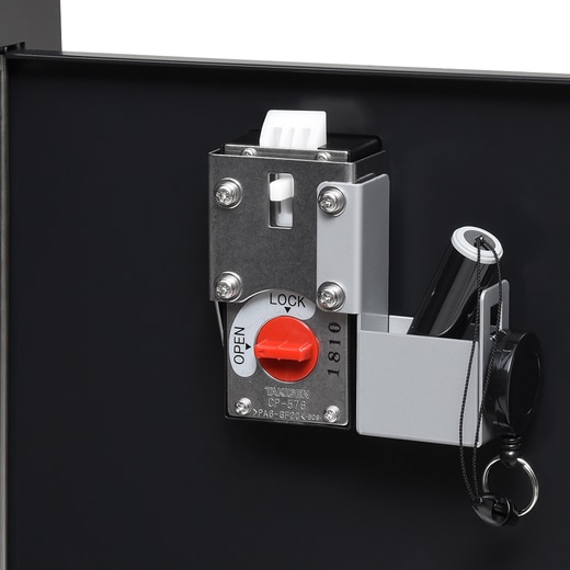 扉内部の印鑑ケースと鍵の様子