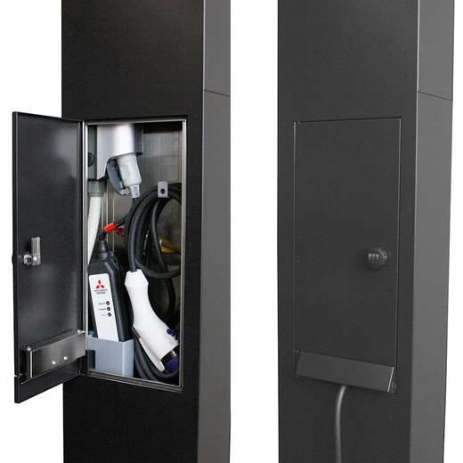 収納時も充電中もすっきり収納できるフラップドア（写真はマットブラックです）