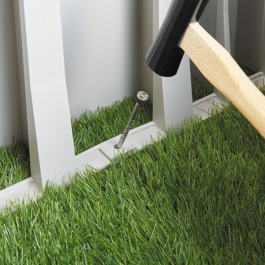 土や芝などの場合は、付属のペグを打ち込んで地面に固定