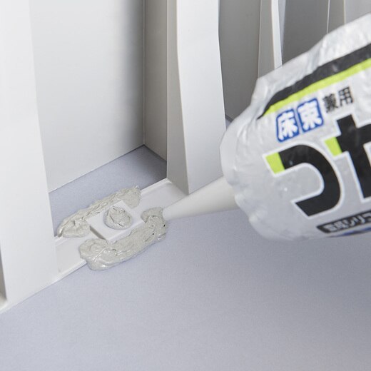 コンクリートの場合は、コンクリートボンドを接着し固定します