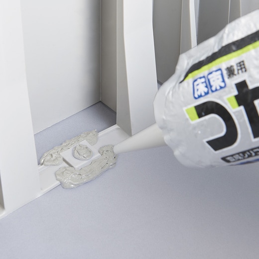 コンクリートの場合は、コンクリートボンドを接着し固定します