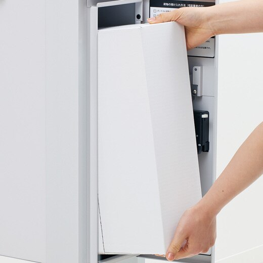 荷物を取り出す様子