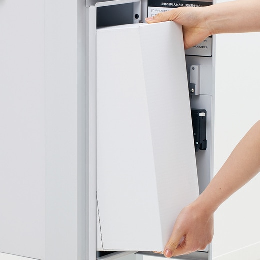 荷物を取り出す様子