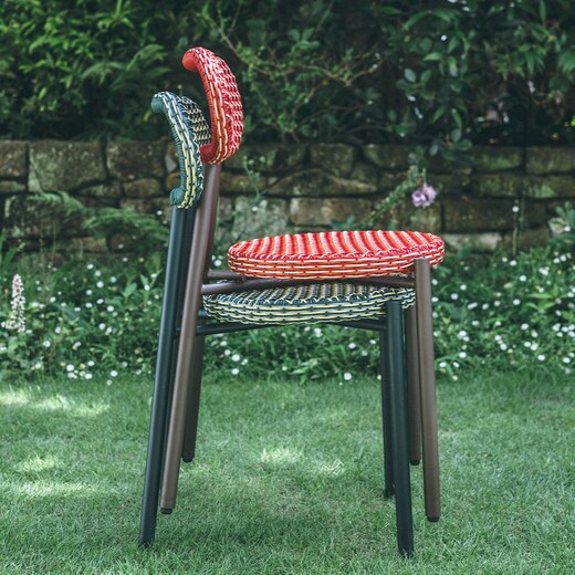 チェアは3脚までスタッキング可能