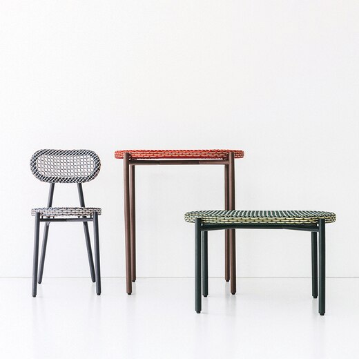 画像左からWA-チェア ブルー、WA-テーブル レッド、WA-ベンチ／テーブル グリーン