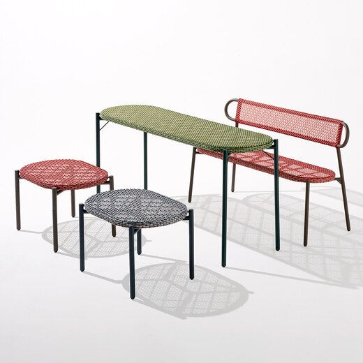 画像左からWA-ベンチ／テーブル レッド、WA-ベンチ／テーブル ブルー、WA-テーブル ロング グリーン、WA-チェア ロング レッド