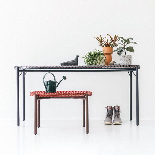 画像手前からWA-ベンチ／テーブル レッド、WA-テーブル ロング ブルー