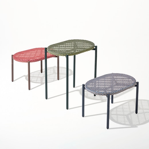 画像左からWA-ベンチ／テーブル レッド、WA-テーブル グリーン、WA-ベンチ／テーブル ブルー