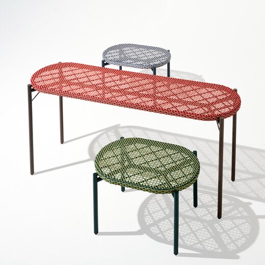 画像手前からWA-ベンチ／テーブル グリーン、WA-テーブル ロング レッド、WA-ベンチ／テーブル ブルー