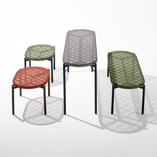 画像左からWA-ベンチ／テーブル レッド、WA-ベンチ／テーブル グリーン、WA-テーブル ロング ブルー、WA-ベンチ／テーブル ロング グリーン