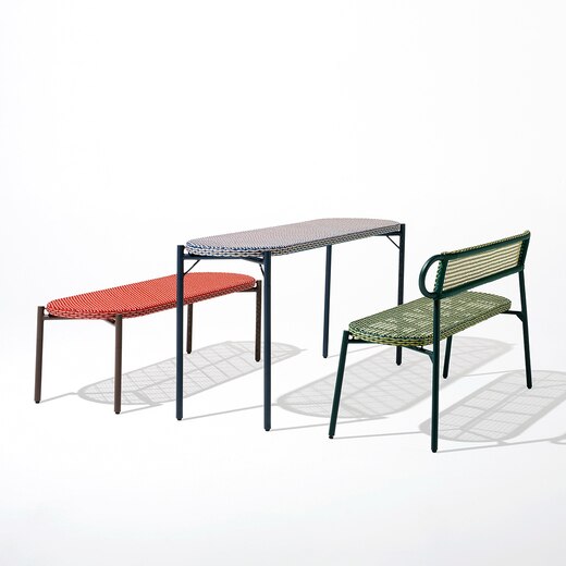 画像左からWA-ベンチ／テーブル ロング レッド、WA-テーブル ロング ブルー、WA-チェア ロング グリーン