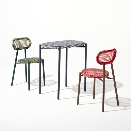 画像左からWA-チェア グリーン、WA-テーブル ブルー、WA-チェア レッド