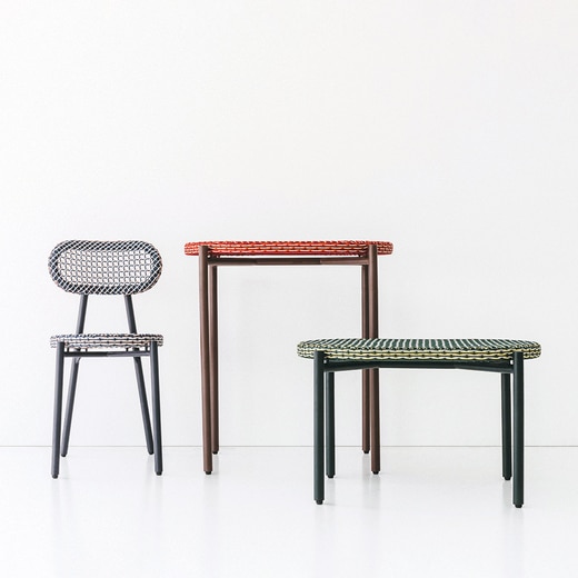 画像左からWA-チェア ブルー、WA-テーブル レッド、WA-ベンチ／テーブル グリーン