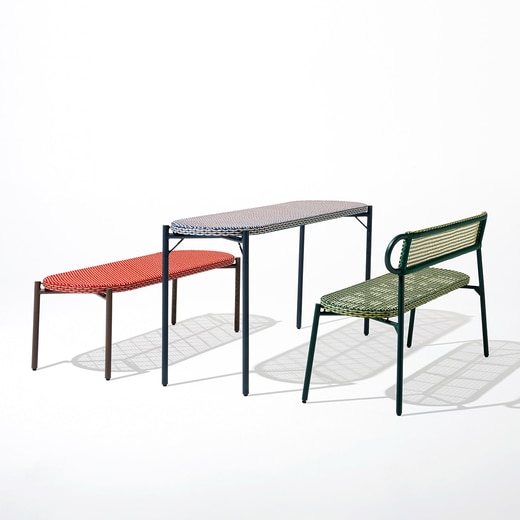 画像左からWA-ベンチ／テーブル ロング レッド、WA-テーブル ロング ブルー、WA-チェア ロング グリーン