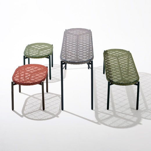 画像左からWA-ベンチ／テーブル レッド、WA-ベンチ／テーブル グリーン、WA-テーブル ロング ブルー、WA-ベンチ／テーブル ロング グリーン