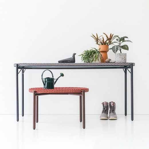 画像手前からWA-ベンチ／テーブル レッド、WA-テーブル ロング ブルー