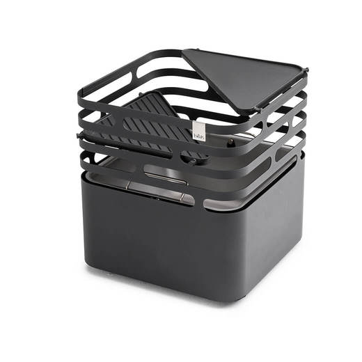 2台を別売りの《CUBE Fire basket black》に取り付けた様子。鋳物製のプレートは、リブ加工とフラットで両面使用できます。