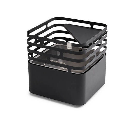 フラット面を別売りの《CUBE Fire basket black》に取り付けた様子