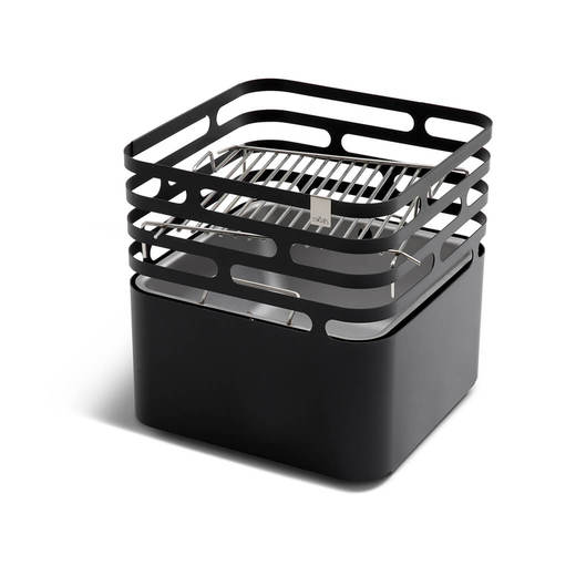 別売りの《CUBE Fire basket black》に取り付けた様子。設置高さを変えることで火加減も調整できます。