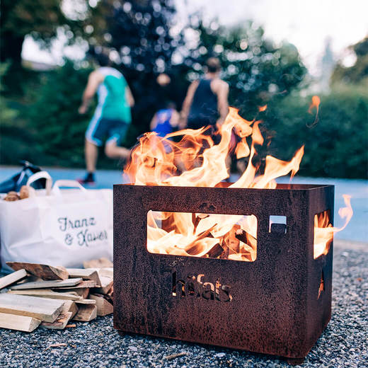 時間の経過ともに保護性の錆に覆われますが、以降は錆の進行を抑制するものです。錆もデザインの一部としてお楽しみください。