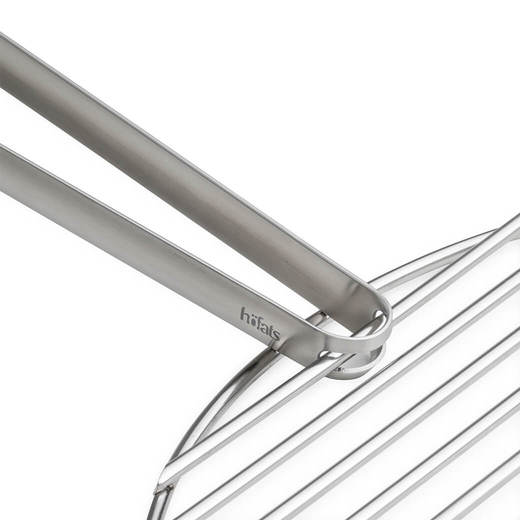 持ち手部分の先端にある穴に引っ掛けるとグリル網も持ち上げられます。