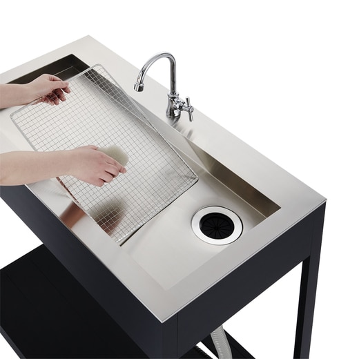 市販のバーベキュー網もゆとりをもって洗えます。