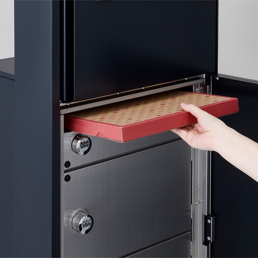 郵便ポストは、ネコポス、日本郵便クリックポストなど大型郵便サイズに対応（写真：右吊元）