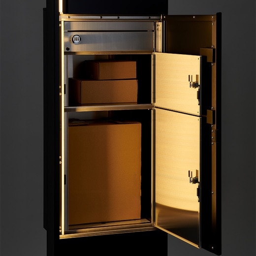 LED照明は照度センサーやタイマー機能により自動で点灯消灯し、庫内を優しく照らします。（写真：右吊元）