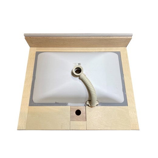 真裏から見た様子(写真：ソフトコンクリートW750です。）