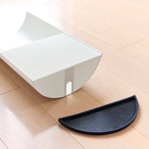 取り外し可能な専用の水受けが付属しているので、水垢で汚れた際にもきれいに洗浄できます。（画像カラー：ホワイト）