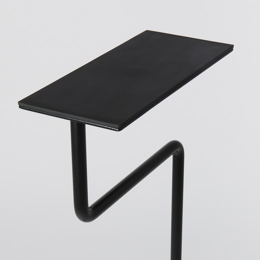 台の上には滑り止め効果のあるゴムパッドが。時計や鍵などを置いておくのにぴったりです。