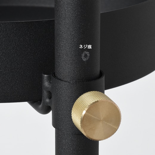 固定時はポールにネジを押し付けるため、ポールにネジ痕が残ります。