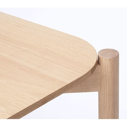 丸みを帯びた天板コーナーと、円柱状の脚が独特のデザイン