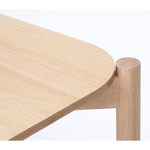 丸みを帯びた天板コーナーと、円柱状の脚が独特のデザイン