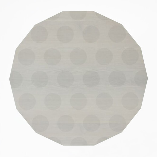 14角形の天板は、淡いグレーに印象的なドット柄がプリントされています。