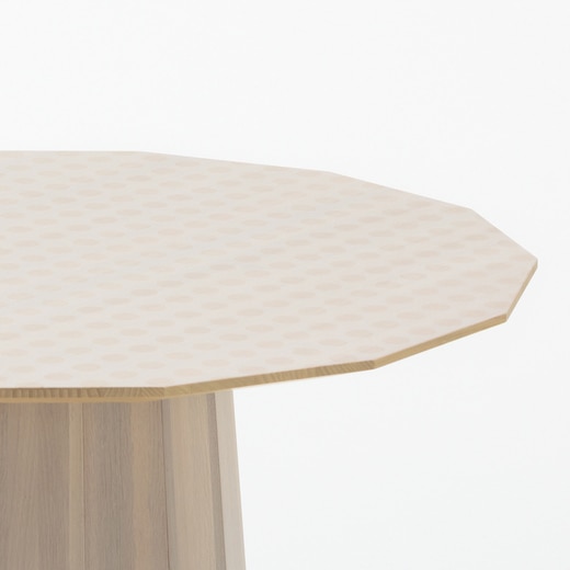 14角形の天板にはドット柄でカットされた薄いホワイトプリントが施されており、まるで透き通ったテーブルクロスがかかっているかのようです｡