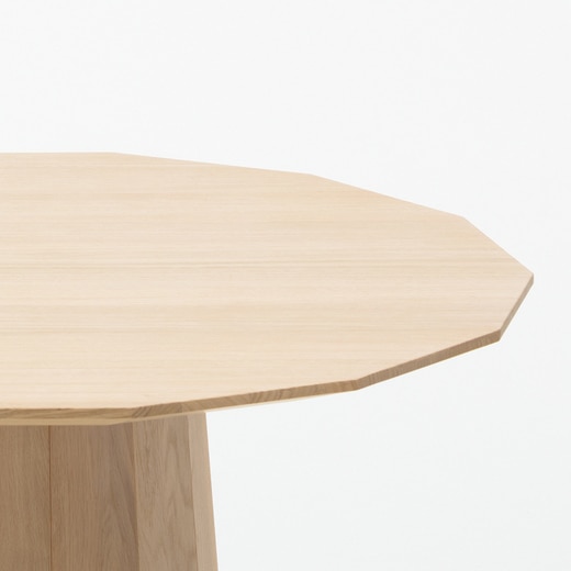 特徴的な14角形の天板