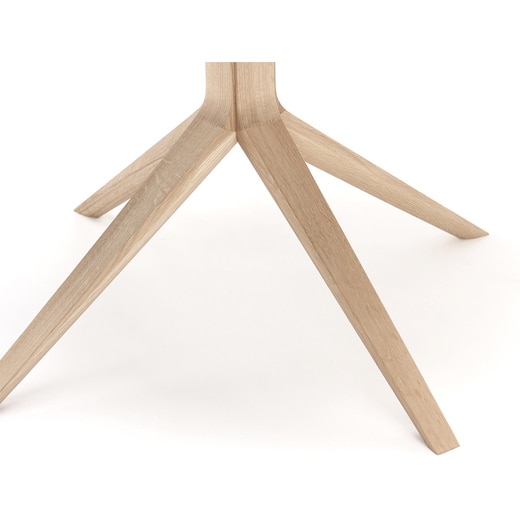 脚が中央に付いているコンパクトな設計で、カフェやレストラン、家の狭小スペースなどにおすすめです。(画像カラー：ピュアオーク)