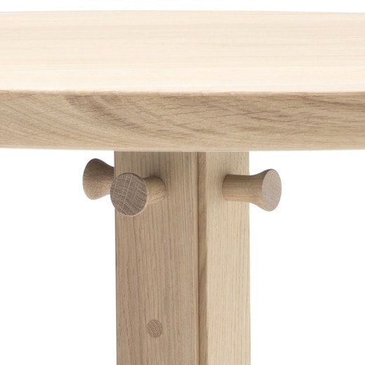 天板下にはバッグなどがかけられる木製のフックが4つ付いています。(画像カラー：ピュアオーク)