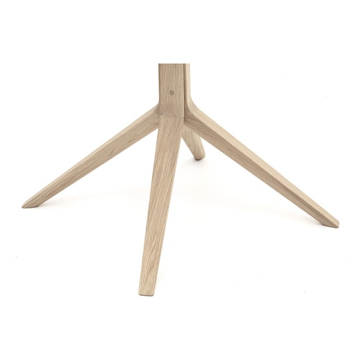 脚が中央に付いているコンパクトな設計で、カフェやレストラン、家の狭小スペースなどにおすすめです。(画像カラー：ピュアオーク)