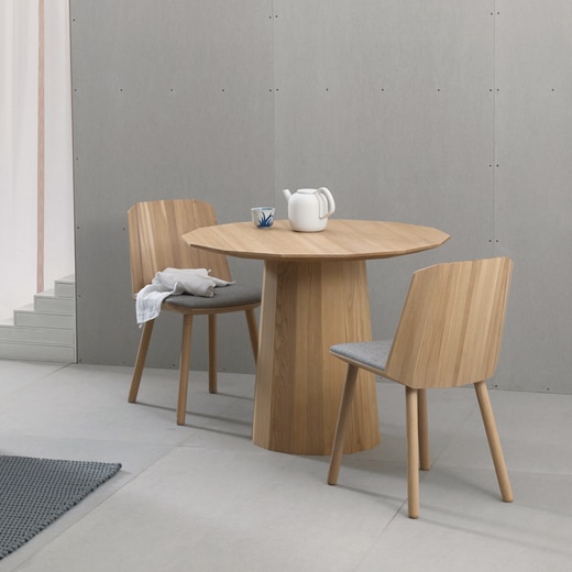 チェアー：COLOUR WOOD SIDECHAIR ペールナチュラル/テーブル：COLOUR WOOD DINING 95 PLAIN
