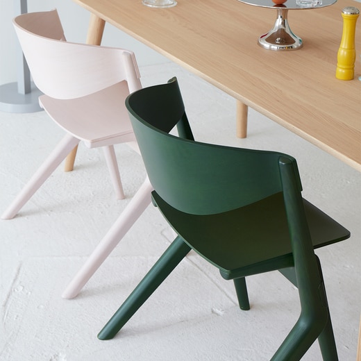 画像手前：SCOUT CHAIR モスグリーン/奥：SCOUT CHAIR ピンクホワイト